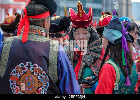 Oulan-Bator, Mongolie - 8 juillet 2023 : femmes mongoles en costume traditionnel sur la place Sukhbaatar à Oulan-Bator, Mongolie. Banque D'Images