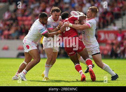 Sam Lisone des Leeds Rhinos (à gauche), Cameron Smith et Tom Holroyd (à droite) s'associent pour affronter King Vuniyayawa des Salford City Reds lors du match de Betfred Super League au stade AJ Bell de Salford. Date de la photo : dimanche 9 juillet 2023. Banque D'Images