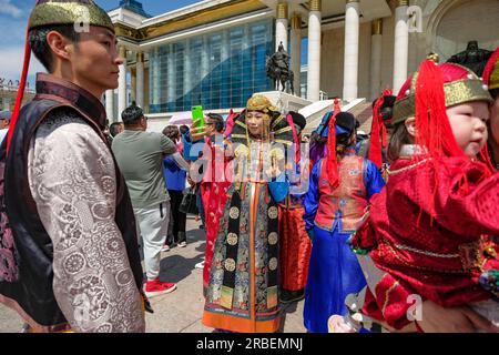 Oulan-Bator, Mongolie - 8 juillet 2023 : femme mongole en costume traditionnel sur la place Sukhbaatar à Oulan-Bator, Mongolie. Banque D'Images