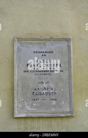 Neuberg, Styrie, Autriche. 30 juin 2023. Plaque commémorative à l'empereur François-Joseph Ier et à l'impératrice Elisabeth Banque D'Images