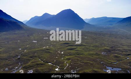 Vue aérienne de Buachaille Etive Mor et du col de Glencoe dans les Highlands écossais de Lochaber, Écosse, Royaume-Uni Banque D'Images