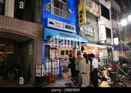 Tokyo - 2 2023 mai : les visiteurs attendent l'ouverture du restaurant de baleines à Tokyo. La viande de baleine est un plat traditionnel dans la culture japonaise mais il cause t Banque D'Images