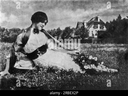 Junge Frau Auf einer Wiese. Gummidruck, Deutschland Um 1900 1900 de Nicola Perscheid Banque D'Images