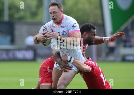 AJ Bell Stadium, Stadium Way, Eccles, Salford, 9 juillet 2023 Betfred Super League Salford Red Devils contre Leeds Rhinos James Donaldson de Leeds Rhinos attaqué par King Vuniyayawa et Chris Atkins de Salford Red Devils crédit : Touchlinepics/Alamy Live News Banque D'Images