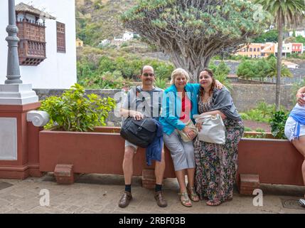 Portrait de famille au célèbre lieu de voyage à Icod de los Vinos avec l'ancien Dracaena Draco sur fond, Tenerife. Banque D'Images