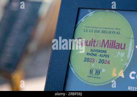 annecy , France - 06 16 2023 : panneau Gault & Millau badge jaune 2023 2024 auvergne rhone alpes logo marque et signe texte de célèbre français influent Banque D'Images