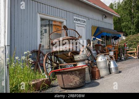 Articles agricoles anciens et rouillés à vendre devant le magasin d'occasion Kihniöntie 15 à Kihniö, Finlande Banque D'Images