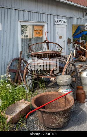 Vieux articles agricoles rouillés à vendre devant un magasin d'occasion au Kihniöntie 15 à Kihniö, Finlande Banque D'Images