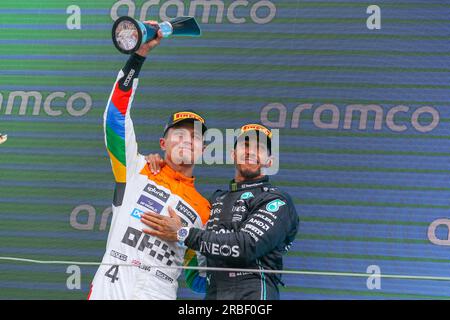 Silverstone, Royaume-Uni. 09 juillet 2023. Lando Norris 4 (GBR), McLaren MCL60 célèbre sur le podium avec Lewis Hamilton 44 (GBR), Mercedes AMG Petronas W14 après P2 et P3 lors de la FORMULE 1 ARAMCO BRITISH GRAND PRIX 2023 sur le circuit Silverstone, Silverstone, Royaume-Uni le 9 juillet 2023 crédit : Every second Media/Alamy Live News Banque D'Images