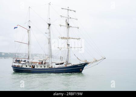 Folkestone, Kent Royaume-Uni. 9 juillet 2023. Le grand voilier Thalassa quittant le port de Folkestone aujourd'hui, commence son voyage de cinq jours à Boulogne en emmenant 60 jeunes du Royaume-Uni et de France pour participer à une variété d'activités sportives. Des centaines de gens bien avisés et du grand public sont venus offrir le bon voyage. Crédit : Xiu Bao/Alamy Live News Banque D'Images