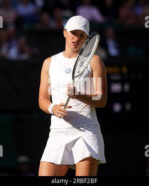 IgA Swiatek réagit lors de son match contre Belinda Bencic (non représenté) lors du septième jour des Championnats de Wimbledon 2023 au All England Lawn tennis and Croquet Club à Wimbledon. Date de la photo : dimanche 9 juillet 2023. Banque D'Images