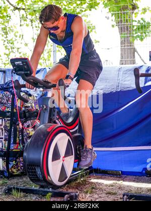 Besançon, France. 09 juillet 2023. BESANÇON, FRANCE - 9 JUILLET : Jaymio Brink, des pays-Bas, se réchauffe avant de participer aux qualifications contre la montre par équipe masculine au jour 3 des Championnats d'Europe BMX UEC 2023 au complexe sportif du Rosemont le 9 juillet 2023 à Besançon, France (photo de Rene Nijhuis/BSR Agency) crédit : Agence BSR/Alamy Live News Banque D'Images