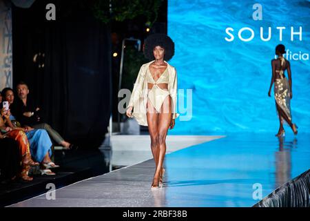 Miami Beach, États-Unis. 09 juillet 2023. MIAMI BEACH, FLORIDE - Un mannequin marche sur la piste pour le Miami Swim Fashion Show présenté par South Beach Fashion Home pendant la Miami Swim week à l'hôtel SLS le 08 juillet 2023. Crédit : Yaroslav Sabitov/YES Market Media/Alamy Live News. Banque D'Images