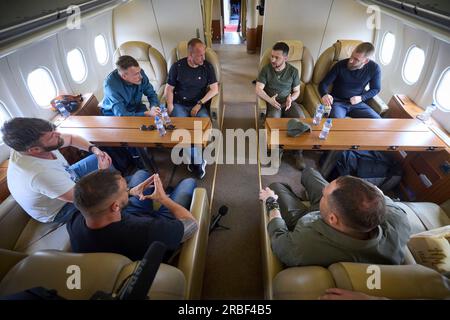 Istanbul, Turquie. 08 juillet 2023. Les soldats du régiment Azov capturés pendant le siège de l'aciérie Azovstal écoutent le président ukrainien Volodymyr Zelenskyy, au centre droit, lors de leur vol de retour de l'aéroport international d'Istanbul, le 8 juillet 2023 à Istanbul, en Turquie. Assis de gauche à droite : OLEH Khomenko, Svyatoslav Palamar, Denys Prokopenko Denys Shleha, le Président Volodymyr Zelenskyy, Serhii Volynskyi et le chef de cabinet présidentiel Andriy Yermak. Crédit : Présidence ukrainienne/Présidence ukrainienne/Alamy Live News Banque D'Images