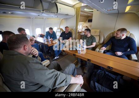 Istanbul, Turquie. 08 juillet 2023. Les soldats du régiment Azov capturés pendant le siège de l'aciérie Azovstal écoutent le président ukrainien Volodymyr Zelenskyy, 2e à droite, lors de leur vol de retour de l'aéroport international d'Istanbul, le 8 juillet 2023 à Istanbul, Turquie. Assis de gauche à droite : Andriy Yermak, Oleh Khomenko, Svyatoslav Palamar, Denys Prokopenko Denys Shleha, Volodymyr Zelenskyy, Président, et Serhii Volynskyi. Crédit : Présidence ukrainienne/Présidence ukrainienne/Alamy Live News Banque D'Images