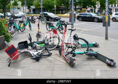 Obstacle et chaos des e-scooters et vélos inutilisés sur un sentier dans le centre-ville de Berlin Banque D'Images