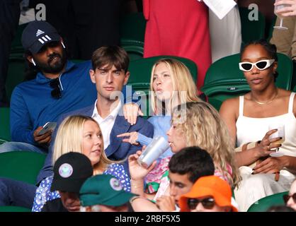 Yoni Helbitz et Lila Moss dans les tribunes le septième jour des