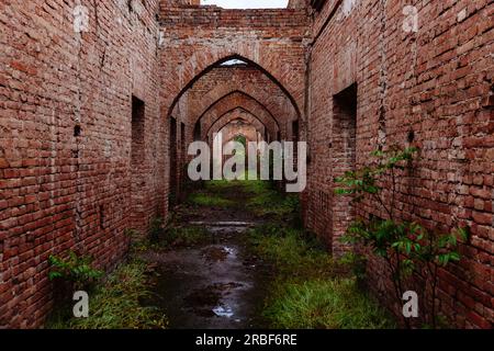 Ancien bâtiment historique en ruine de style oriental. Banque D'Images