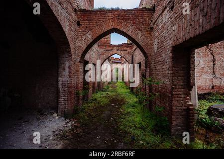 Ancien bâtiment historique en ruine de style oriental. Banque D'Images