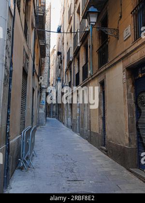 Carrer de Salomo ben Adret, rue étroite typique de Barcelone avec lampadaire antique, Espagne. Banque D'Images