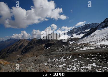 Vue depuis le glacier de Stubai (Stubaier gletscher) dans les Alpes autrichiennes, vallée de Stubai (Stubaital), Tyrol, Autriche, Europe Banque D'Images