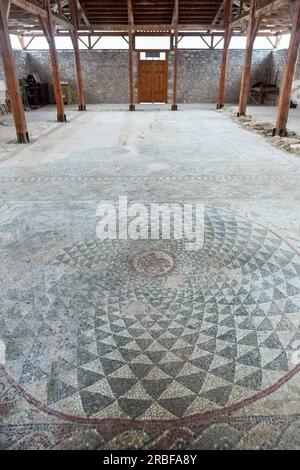 Fresques byzantines révélées au 6e s. temple basilique chrétienne primitive d'Agios Leonidis, dans la région montagneuse d'Evritania, en Grèce, en Europe Banque D'Images