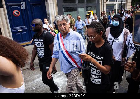 Paris, France. 08 juillet 2023. Le député de la France Insoumise, Éric Coquerel, a vu marcher avec des manifestants pendant la manifestation. Bien que la police ait rejeté la manifestation en l’honneur d’Adama, un jeune homme décédé en 2016 aux mains d’un policier, environ deux mille manifestants étaient présents pour dénoncer les violences policières. Crédit : SOPA Images Limited/Alamy Live News Banque D'Images