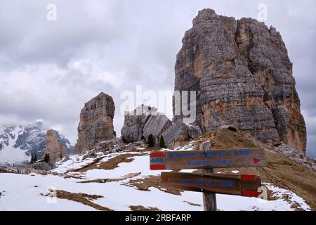 LE SENTIER DE RANDONNÉE DES CINQUE TORRI À TRAVERS LA DOLOMITE EN AUTOMNE-HIVER, BOLSANO, ALTO ADIGE, ITALIE Banque D'Images