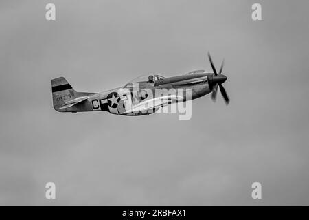 Le P-51D Mustang « G-CMDK » nord-américain a été décollé au salon aéronautique militaire de Shuttleworth le 2 juillet 2023. Banque D'Images