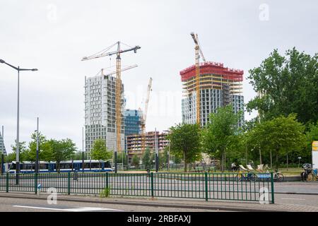 Construction de nouveaux bâtiments dans la zone commerciale 'Zuidass' à Amsterdam. Banque D'Images