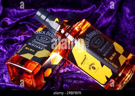 Édition limitée 2023 Jack Daniels et McLaren en course du vieux whisky purée Tennessee numéro 7 avec le coloris papaye McLaren Banque D'Images