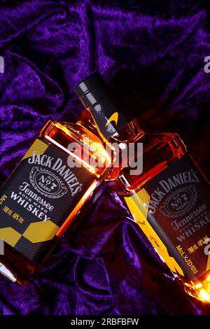 Édition limitée 2023 Jack Daniels et McLaren en course du vieux whisky purée Tennessee numéro 7 avec le coloris papaye McLaren Banque D'Images