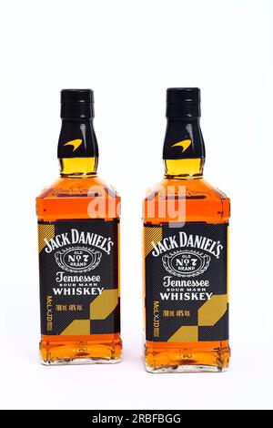 Édition limitée 2023 Jack Daniels et McLaren en course du vieux whisky purée Tennessee numéro 7 avec le coloris papaye McLaren Banque D'Images