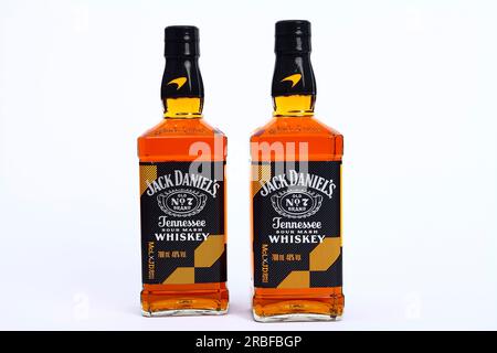 Édition limitée 2023 Jack Daniels et McLaren en course du vieux whisky purée Tennessee numéro 7 avec le coloris papaye McLaren Banque D'Images