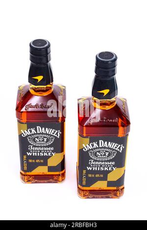 Édition limitée 2023 Jack Daniels et McLaren en course du vieux whisky purée Tennessee numéro 7 avec le coloris papaye McLaren Banque D'Images