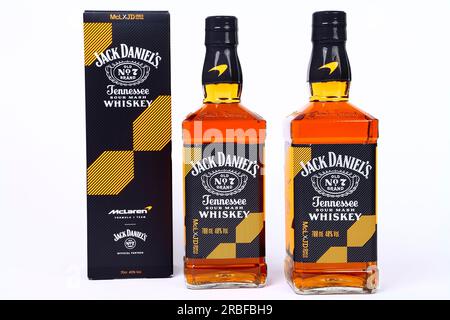 Édition limitée 2023 Jack Daniels et McLaren en course le vieux whisky purée Tennessee numéro 7 avec le coloris et l'emballage de la papaye McLaren Banque D'Images