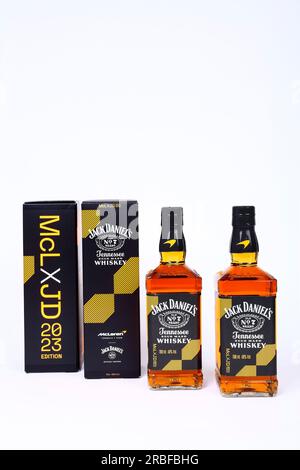 Édition limitée 2023 Jack Daniels et McLaren en course le vieux whisky purée Tennessee numéro 7 avec le coloris et l'emballage de la papaye McLaren Banque D'Images