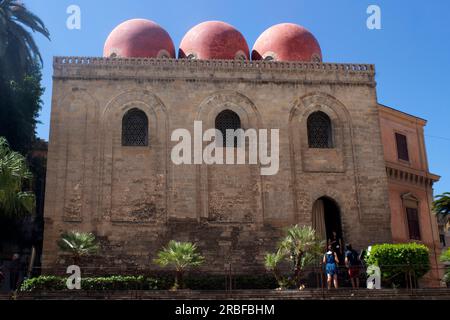 L'église de San Cataldo - avec ses dômes roses sur la Piazza Bellini, Palerme, Sicile Banque D'Images