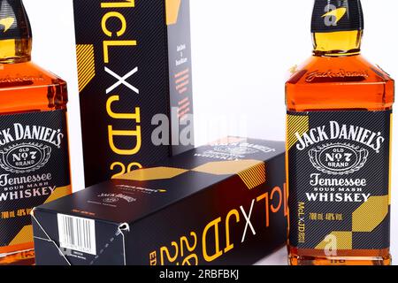 Édition limitée 2023 Jack Daniels et McLaren en course le vieux whisky purée Tennessee numéro 7 avec le coloris et l'emballage de la papaye McLaren Banque D'Images