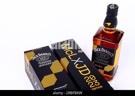 Édition limitée 2023 Jack Daniels et McLaren en course le vieux whisky purée Tennessee numéro 7 avec le coloris et l'emballage de la papaye McLaren Banque D'Images