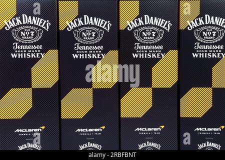 Édition limitée 2023 Jack Daniels et McLaren Racing l'ancien numéro 7 Tennessee Sour Mash emballage avec le coloris papaye McLaren Banque D'Images