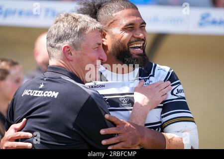 Hull, Royaume-Uni. 9 juillet 2023. Betfred Super League : Chris Satae embrasse Tony Smith, entraîneur-chef du Hull FC. Hull FC Hull KR c Hull FC. Crédit Paul Whitehurst/Alamy Live News Banque D'Images