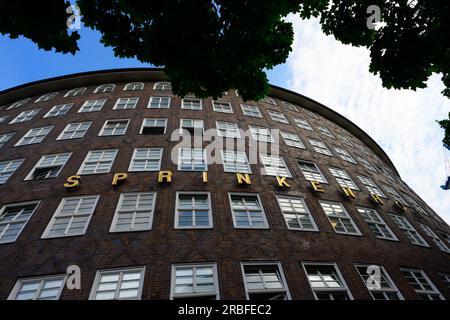 Hambourg, Allemagne - juin 16 2023 : ancien bâtiment de bureaux en briques Sprinkenhof dans le Kontorhausviertel ou Kontorhaus District détail de la façade extérieure. Banque D'Images