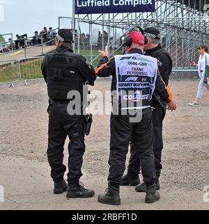 Towcester, Royaume-Uni. 09 juillet 2023. Silverstone, Towcester, Northamptonshire, Royaume-Uni le 09 2023 juillet. Des policiers patrouillent la piste arrivant le jour de la course au Grand Prix de Grande-Bretagne de Formule 1 Aramco à Silverstone, Towcester, Northamptonshire, Royaume-Uni le 09 2023 juillet. Crédit : Francis Knight/Alamy Live News Banque D'Images