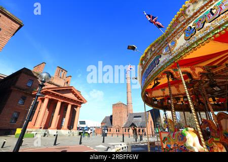 Liverpool, Royaume-Uni - 11 avril 2023 : Carousel dans Royal Albert Dock Victorian à Liverpool, Royaume-Uni. Le Royal Albert Dock a été conçu par Jesse Hartley et Philip Banque D'Images