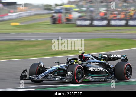 Silverstone, Royaume-Uni. 9 juillet 2023 : circuit Silverstone, Northamptonshire, Angleterre : Formule 1 2023 Grand Prix de F1 britannique Aramco : jour de la course ; Lewis Hamilton de l'équipe Mercedes dans son dernier tour et en tête du drapeau à damiers crédit : action plus Sports Images/Alamy Live News Banque D'Images