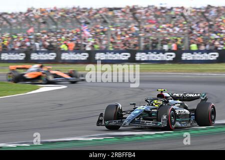 Silverstone, Royaume-Uni. 9 juillet 2023 : circuit Silverstone, Northamptonshire, Angleterre : Formule 1 2023 Grand Prix de F1 britannique Aramco : jour de la course ; Lewis Hamilton de l'équipe Mercedes dans son dernier tour et en tête du drapeau à damiers crédit : action plus Sports Images/Alamy Live News Banque D'Images