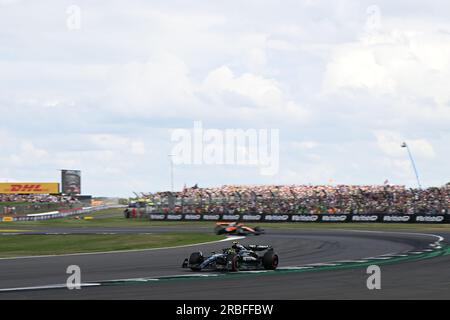 Silverstone, Royaume-Uni. 9 juillet 2023 : circuit Silverstone, Northamptonshire, Angleterre : Formule 1 2023 Grand Prix de F1 britannique Aramco : jour de la course ; Lewis Hamilton de l'équipe Mercedes dans son dernier tour et en tête du drapeau à damiers crédit : action plus Sports Images/Alamy Live News Banque D'Images