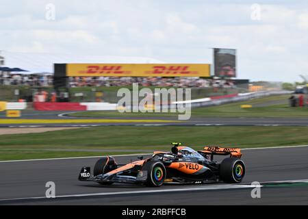 Silverstone, Royaume-Uni. 9 juillet 2023 : circuit de Silverstone, Northamptonshire, Angleterre : Formule 1 2023 Grand Prix de F1 britannique Aramco : jour de la course ; sur son dernier tour et en tête du drapeau à damiers crédit : action plus Sports Images/Alamy Live News Banque D'Images