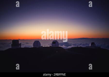 Les télescopes couchent au coucher du soleil au sommet du Mauna Kea Banque D'Images